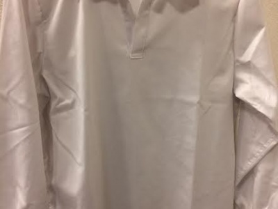 camisola blanca con solapa y puño elastico